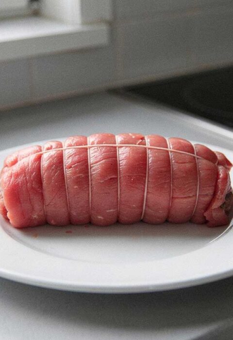Een hele verse kalfsrollade, nog geen kruiden en moet nog gebraden worden.