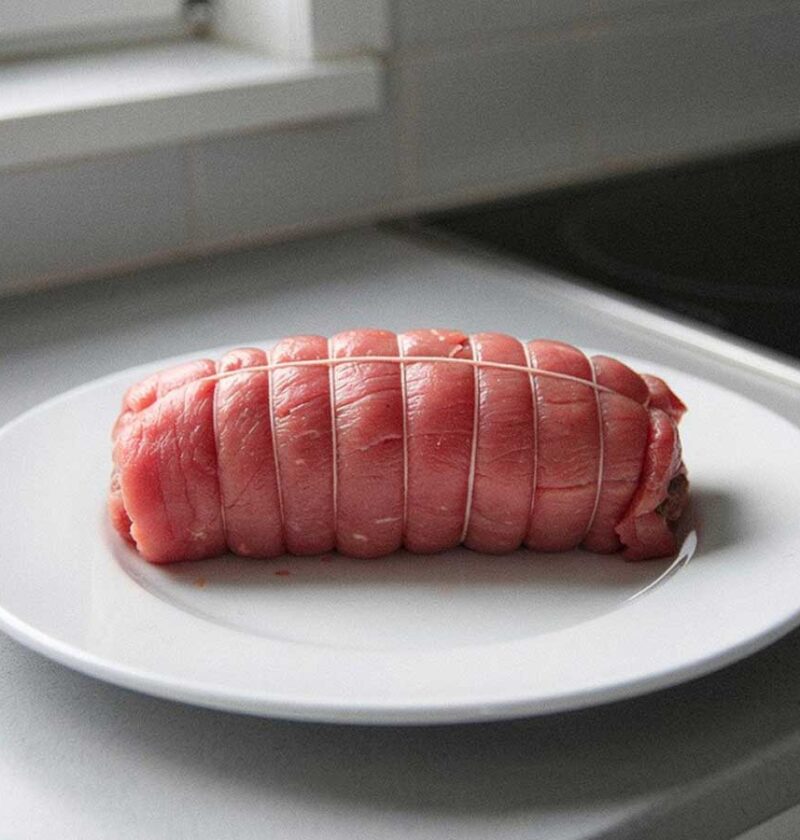 Een hele verse kalfsrollade, nog geen kruiden en moet nog gebraden worden.