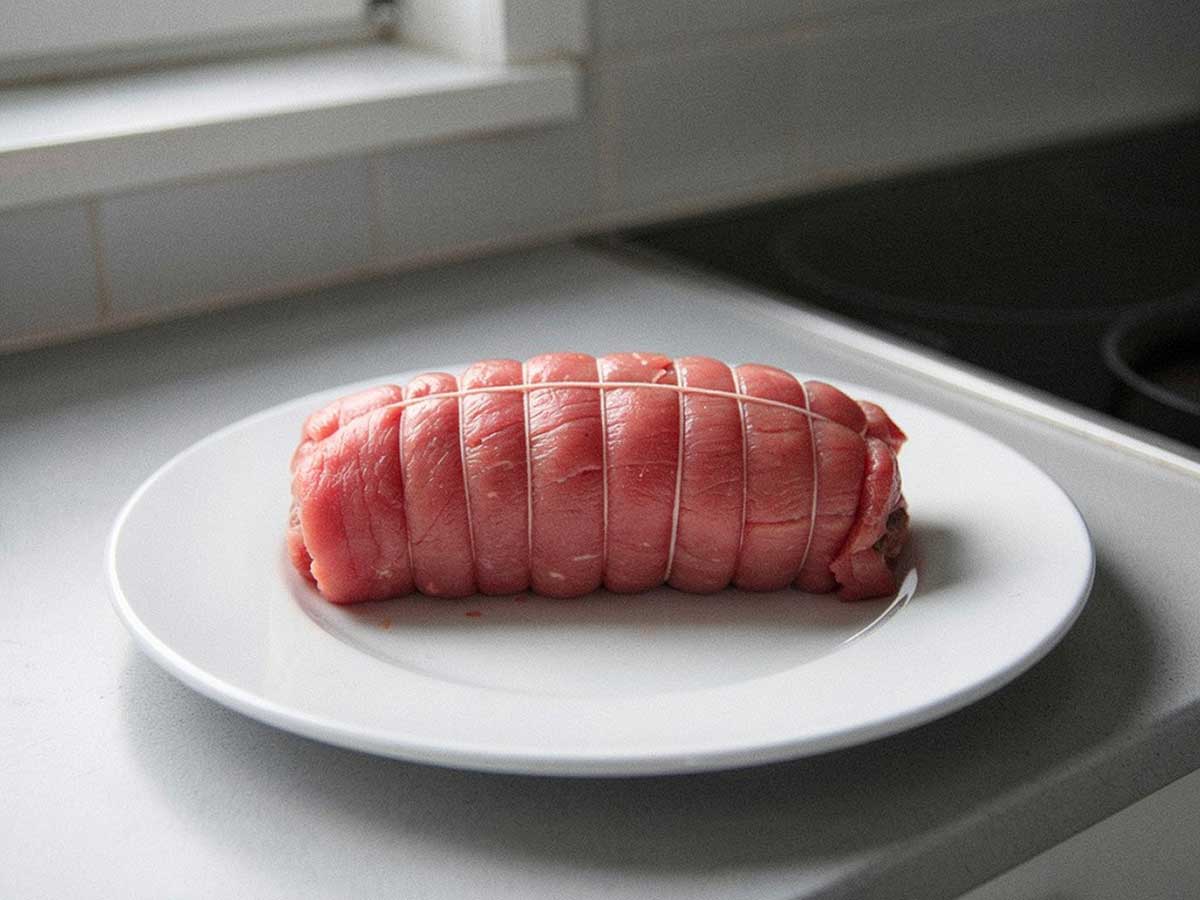 Een hele verse kalfsrollade, nog geen kruiden en moet nog gebraden worden.