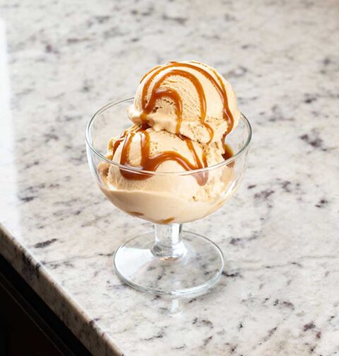 Een dessertschaaltje met zelfgemaakt karamel roomijs.