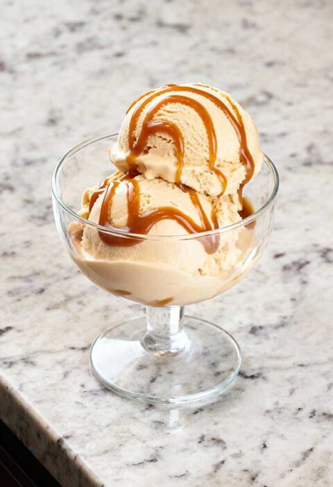 Een dessertschaaltje met zelfgemaakt karamel roomijs.
