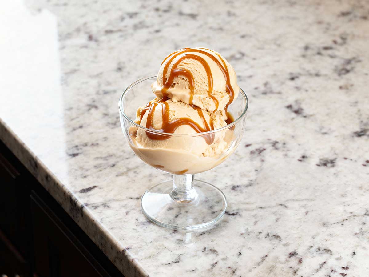 Een dessertschaaltje met zelfgemaakt karamel roomijs.
