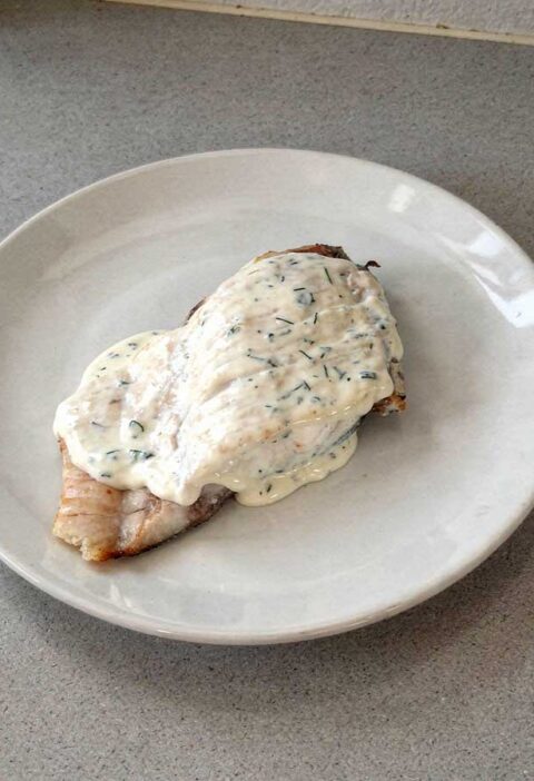 Een gebakken karperfilet in een heerlijke saus.