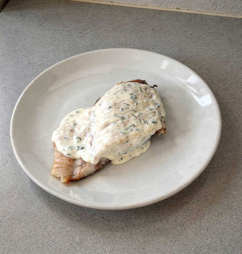 Een gebakken karperfilet in een heerlijke saus.