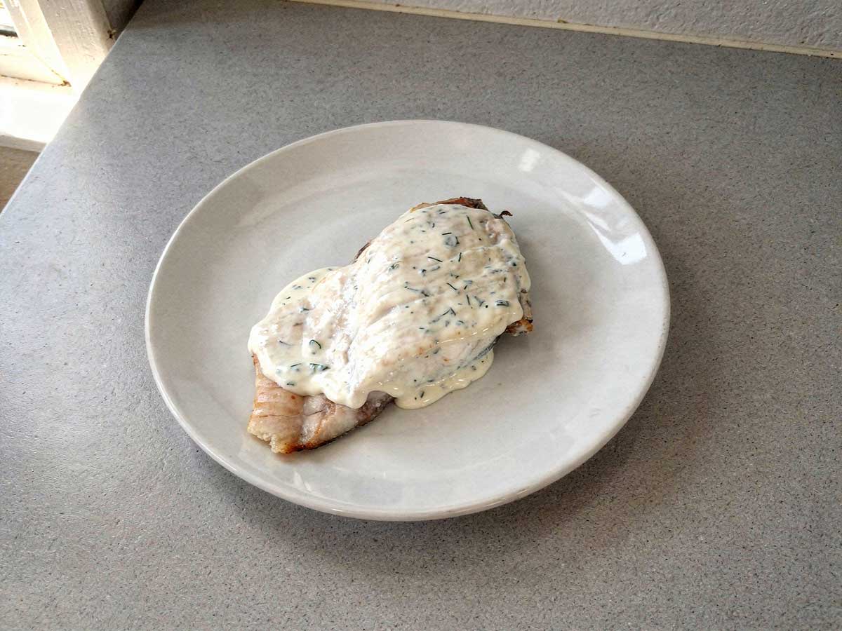 Een gebakken karperfilet in een heerlijke saus.