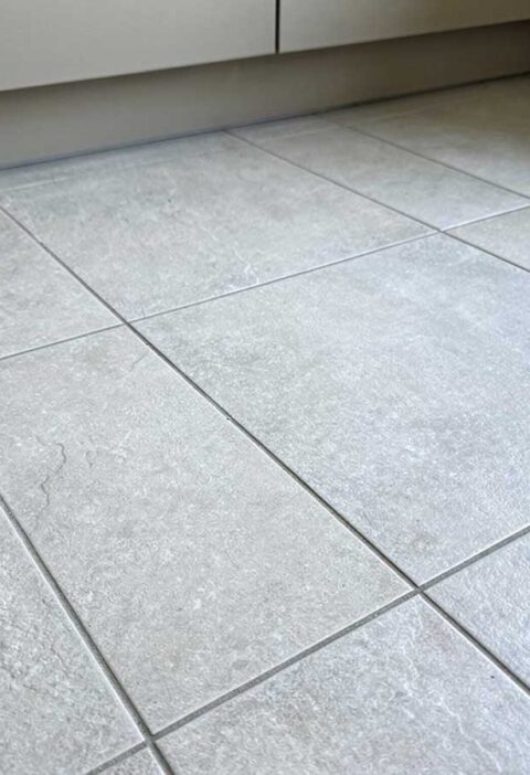 Een schoongemaakte keukenvloer.