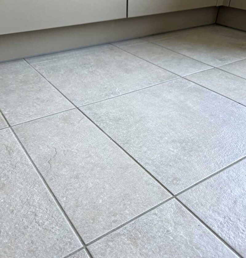 Een schoongemaakte keukenvloer.