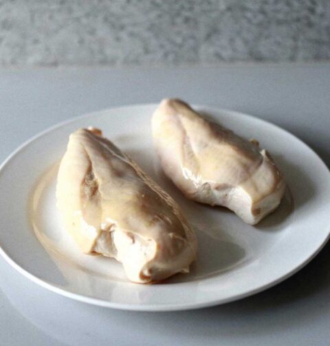 2 gekookte kipfilet op een bordje.