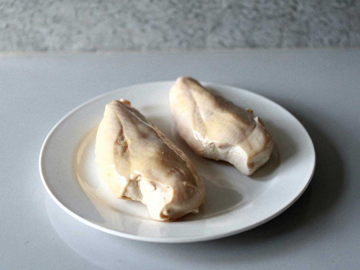 2 gekookte kipfilet op een bordje.