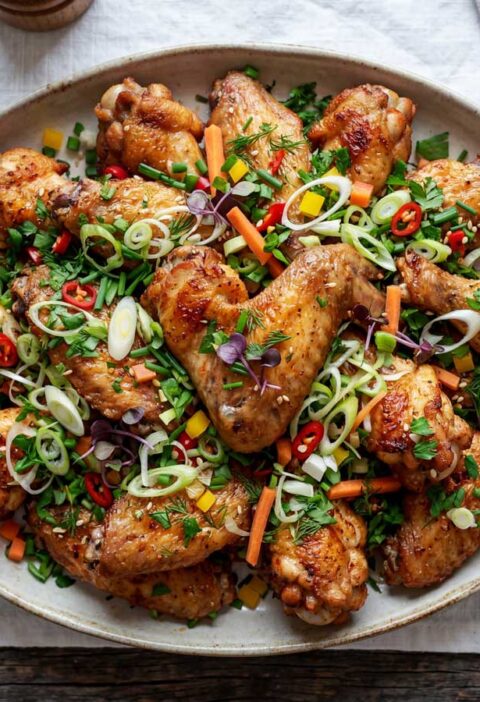 Kippenvleugels bakken in een gietijzeren koekenpan