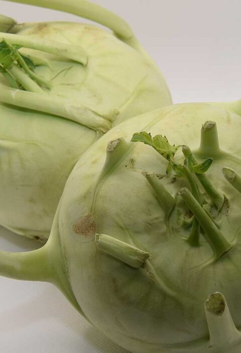 2 koolrabiknollen, die ik straks ga shillen en in blokjes snijden. Daarna ga ik ze koken.