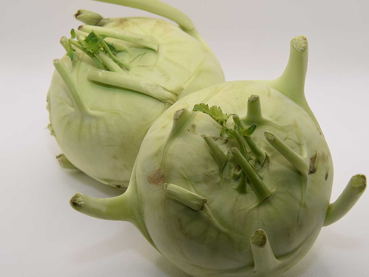 2 koolrabiknollen, die ik straks ga shillen en in blokjes snijden. Daarna ga ik ze koken.