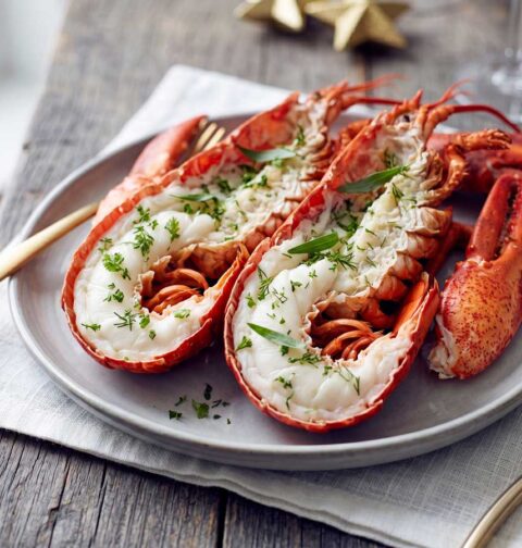 Kreeft koken in een gewone pan in de keuken van Wilhelmus Hengstmengel