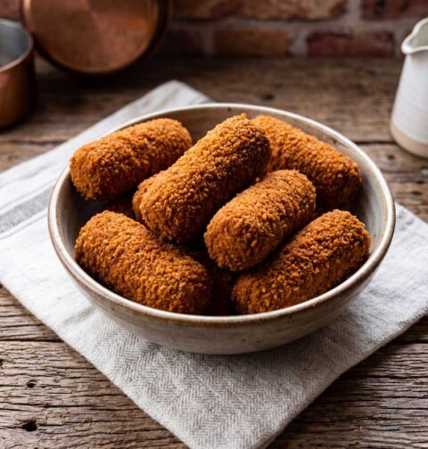 Kroketten frituren in een hete friteuse