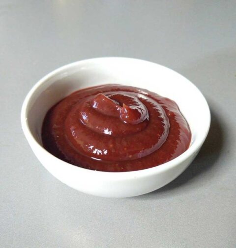 Een klein schaaltje, zelfgemaakte kwetsenketchup.