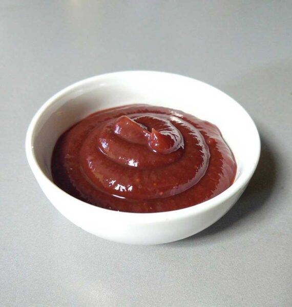 Een klein schaaltje, zelfgemaakte kwetsenketchup.