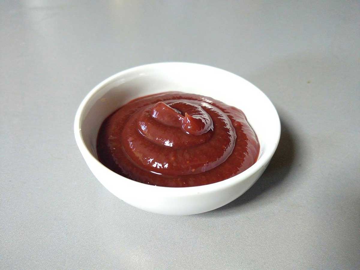 Een klein schaaltje, zelfgemaakte kwetsenketchup.