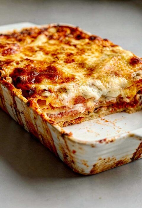 Een ovenschaal met, deels gegeten, Lasagne al Forno.
