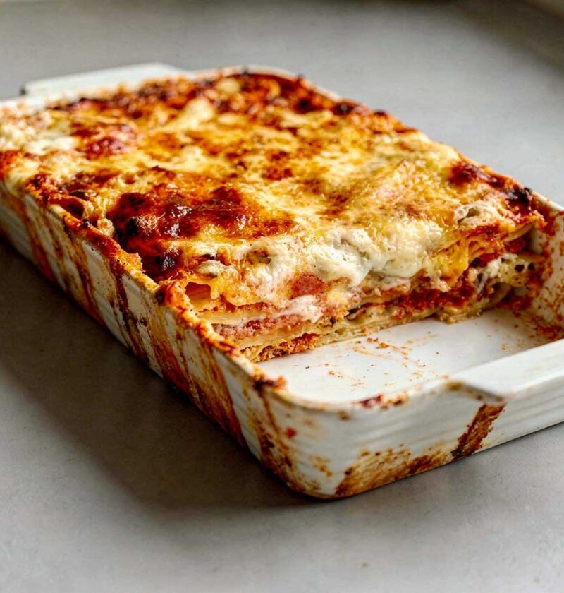Een ovenschaal met, deels gegeten, Lasagne al Forno.