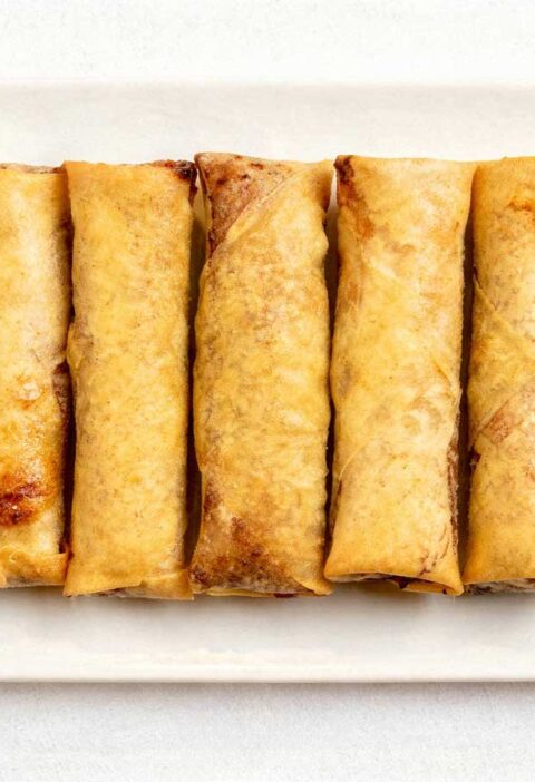 5 overgebleven loempia's op een schaal.