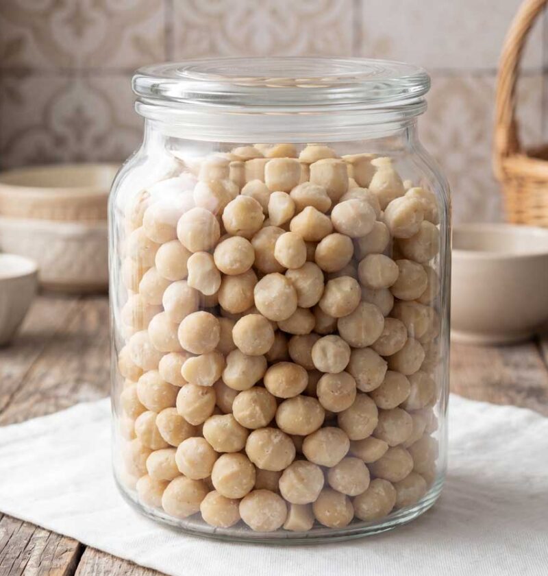 Macadamia noten roosteren in een droge koekenpan - Wilhelmus Hengstmengel