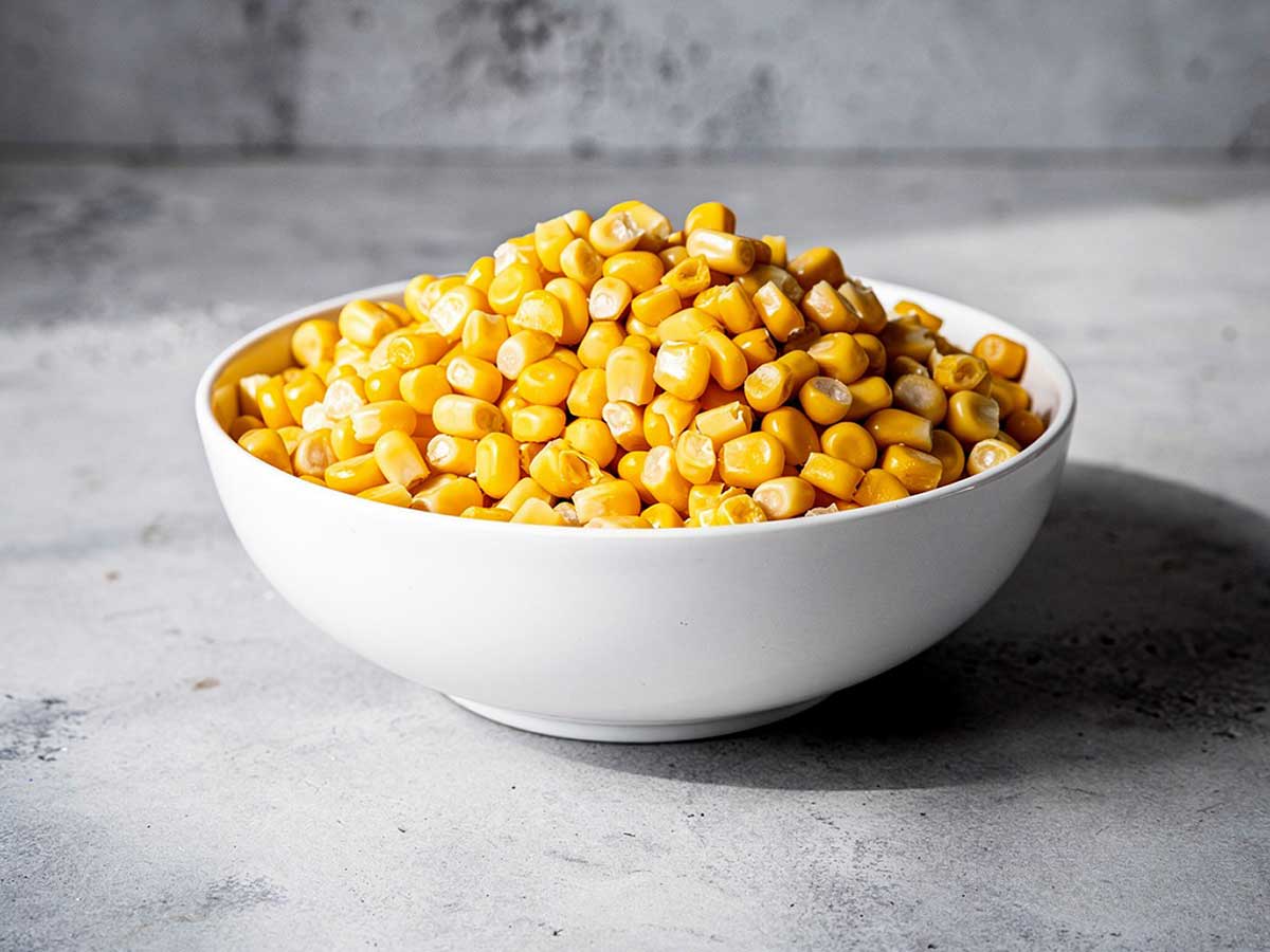 Een schaaltje met gekookte maïs.