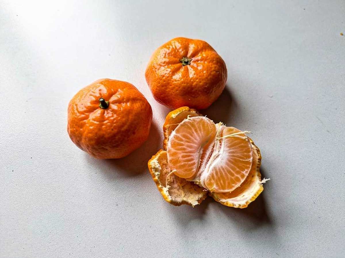 2 hele mandarijnen, en een half gepelde mandarijn.