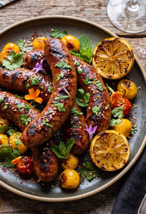 Merguez bakken in een koekenpan met dikke bodem