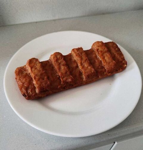 1 gefrituurde mexicano ligt op een wit bord.