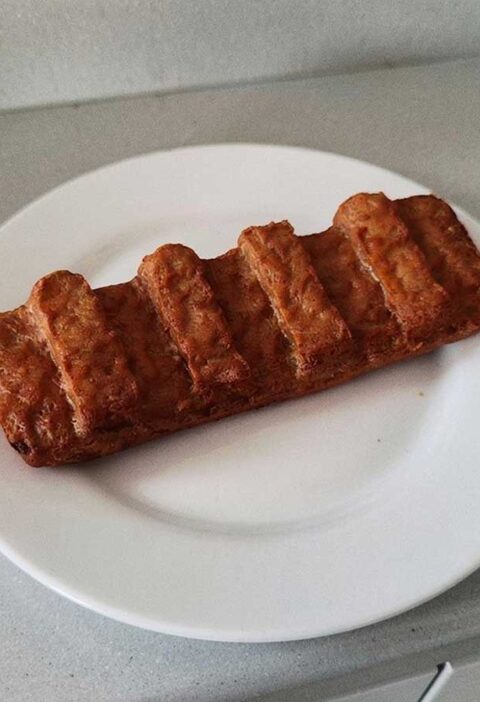 1 gefrituurde mexicano ligt op een wit bord.