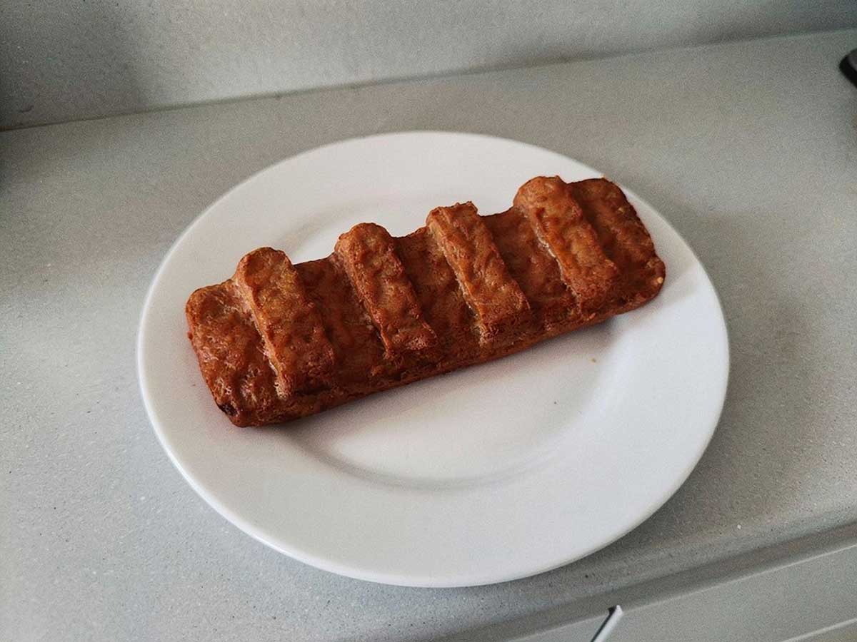 1 gefrituurde mexicano ligt op een wit bord.