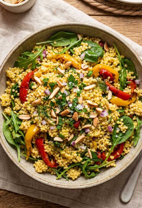 Millet koken in een pan op een middelhoog vuur