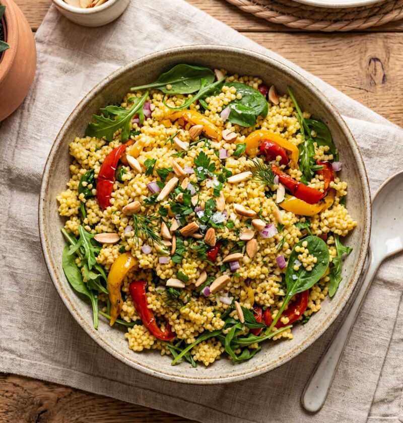 Millet koken in een pan op een middelhoog vuur