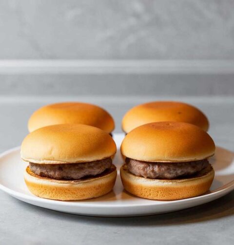 4 mini hamburgers, maar nog niet mooi opgemaakt.