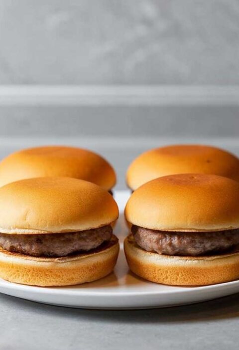 4 mini hamburgers, maar nog niet mooi opgemaakt.