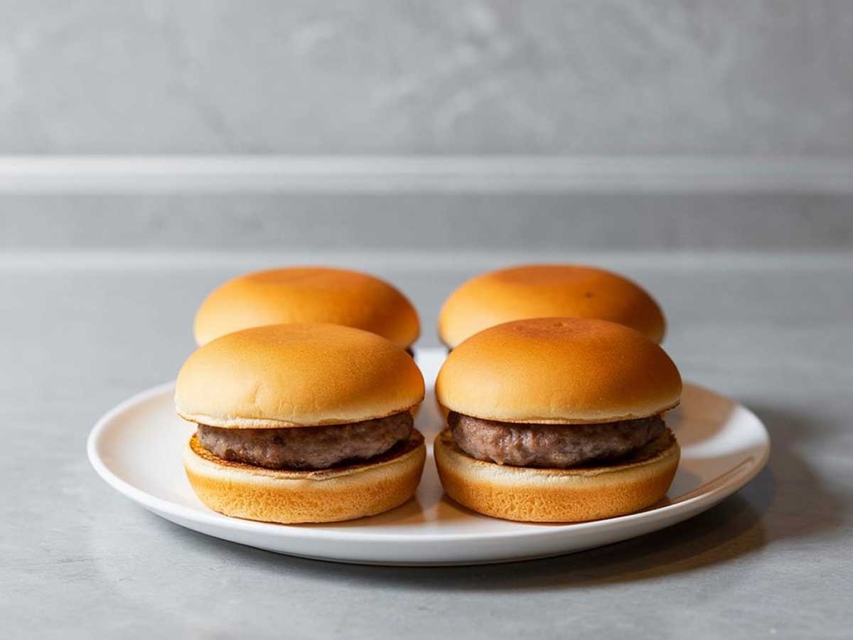 4 mini hamburgers, maar nog niet mooi opgemaakt.