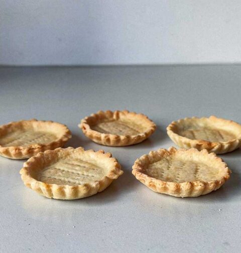 5 kleine taartbakjes, klaar om gevulde te worden met een hartige of zoete vulling.