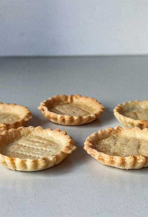 5 kleine taartbakjes, klaar om gevulde te worden met een hartige of zoete vulling.