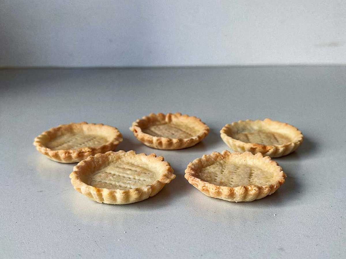 5 kleine taartbakjes, klaar om gevulde te worden met een hartige of zoete vulling.
