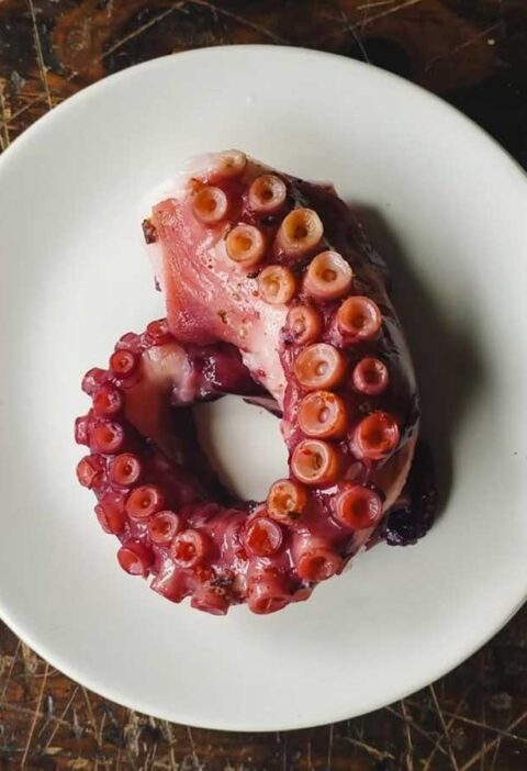 Een tentakel van een octopus, gekookt en gaar.