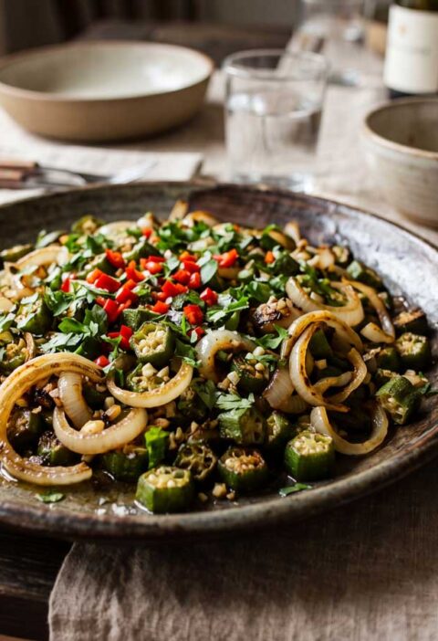 Okra bakken in een koekenpan