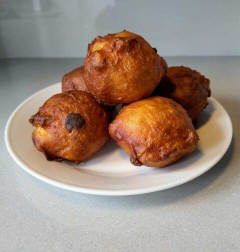 Overgebleven oliebollen, die ik nu ga opwarmen.