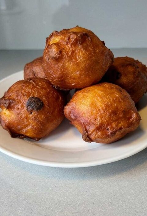 Overgebleven oliebollen, die ik nu ga opwarmen.