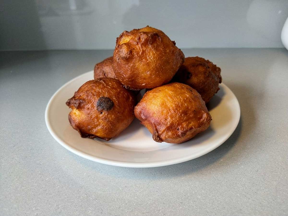 Overgebleven oliebollen, die ik nu ga opwarmen.