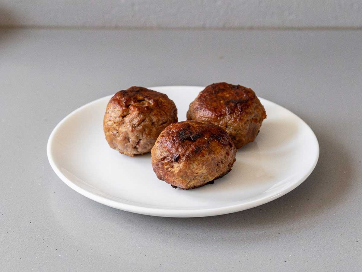 3 heerlijke gehaktballen liggen op een bord.