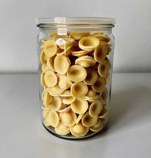 Een voorraadbus vol met droge orecchiette.