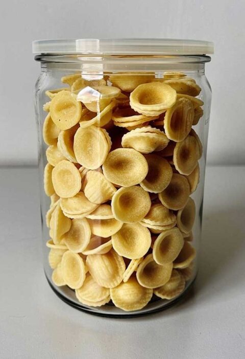 Een voorraadbus vol met droge orecchiette.