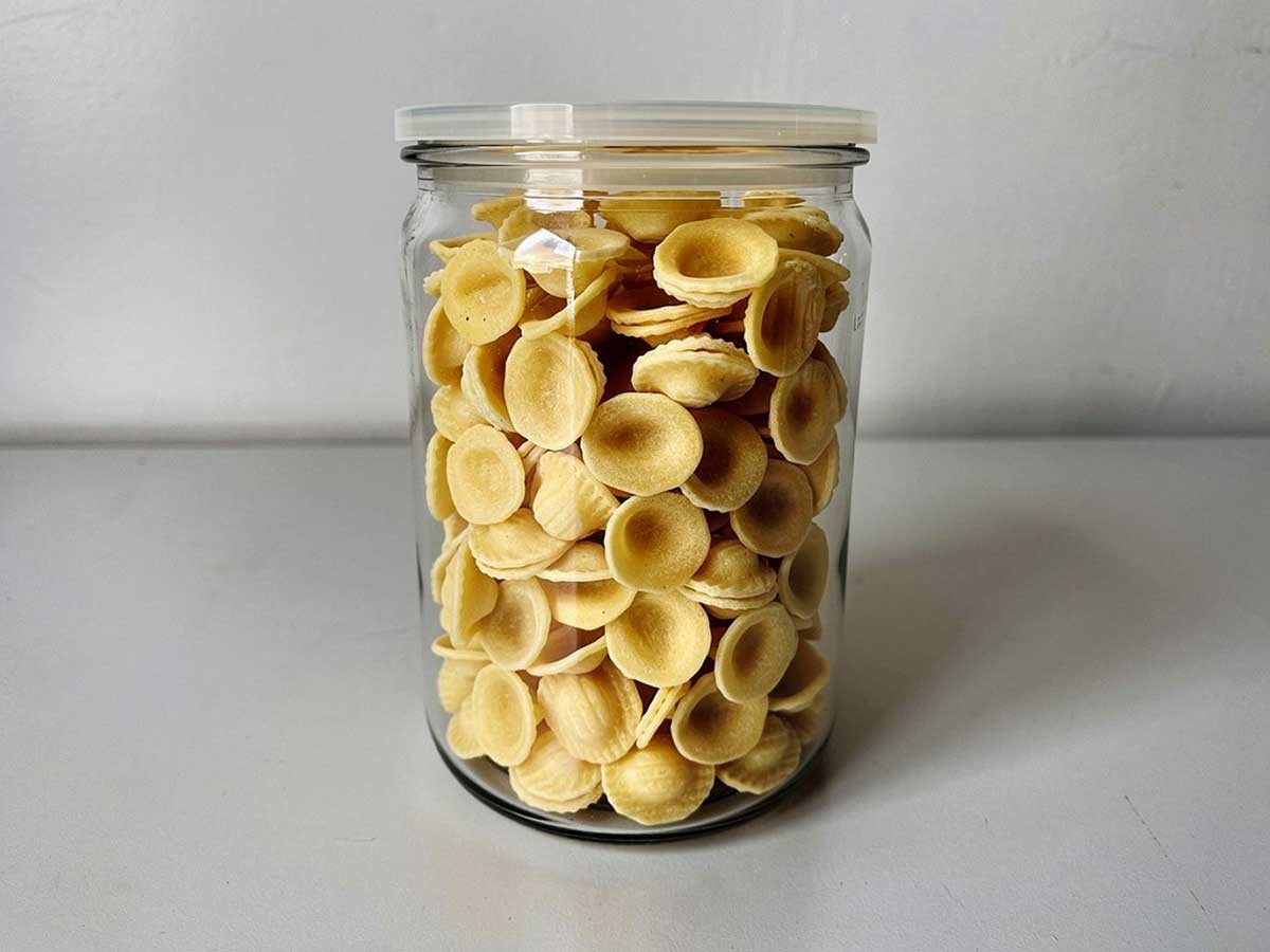 Een voorraadbus vol met droge orecchiette.
