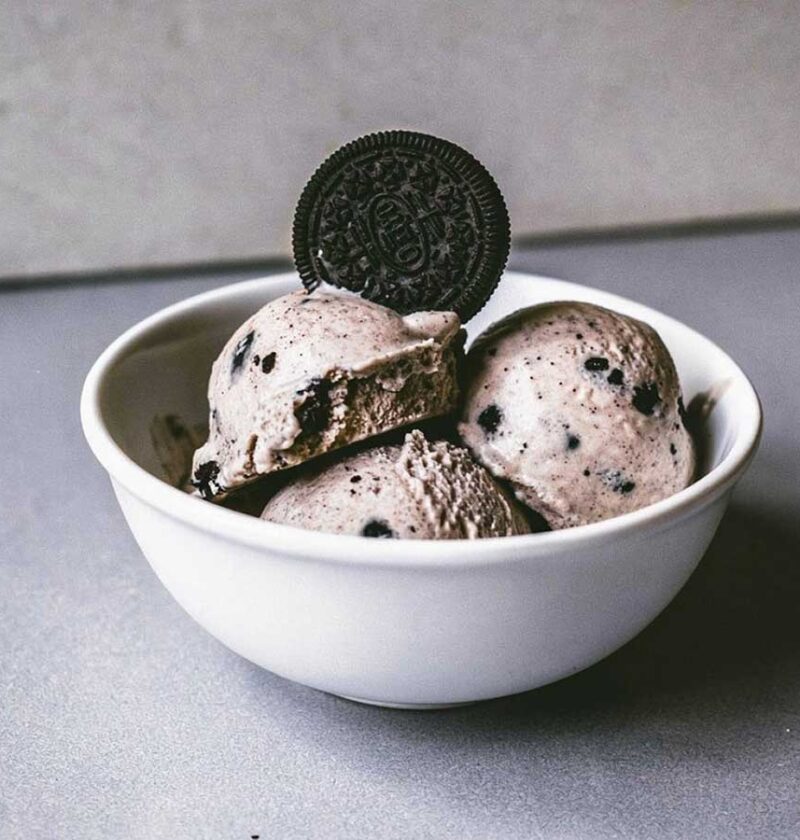 Een kom met zelfgemaakt oreo roomijs met een oreokoekje bovenop.