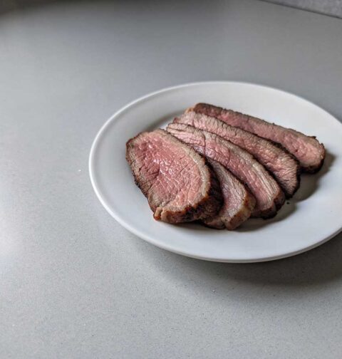 5 plakken, perfect gebakken ossenhaas op een bord.